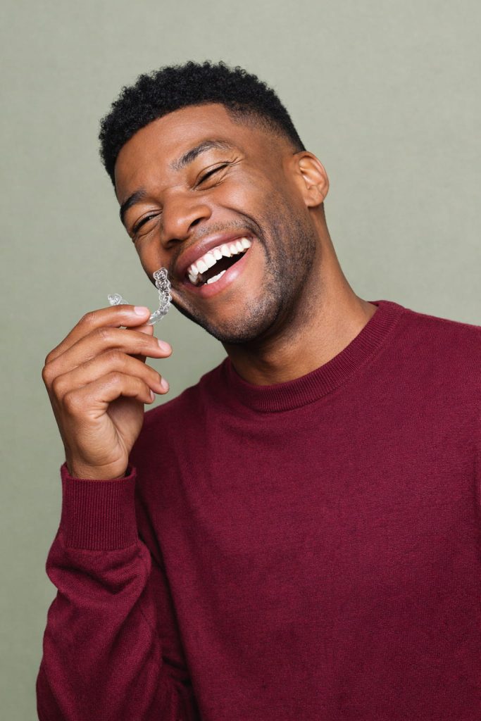 Orthodontie invisible pour adultes à Valence, homme souriant
