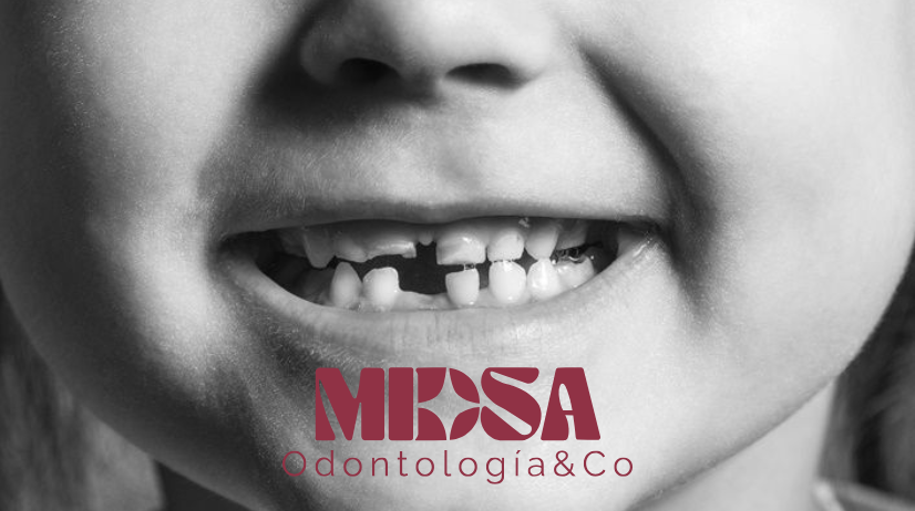 Enfant souriant, une image sur la santé dentaire des enfants.